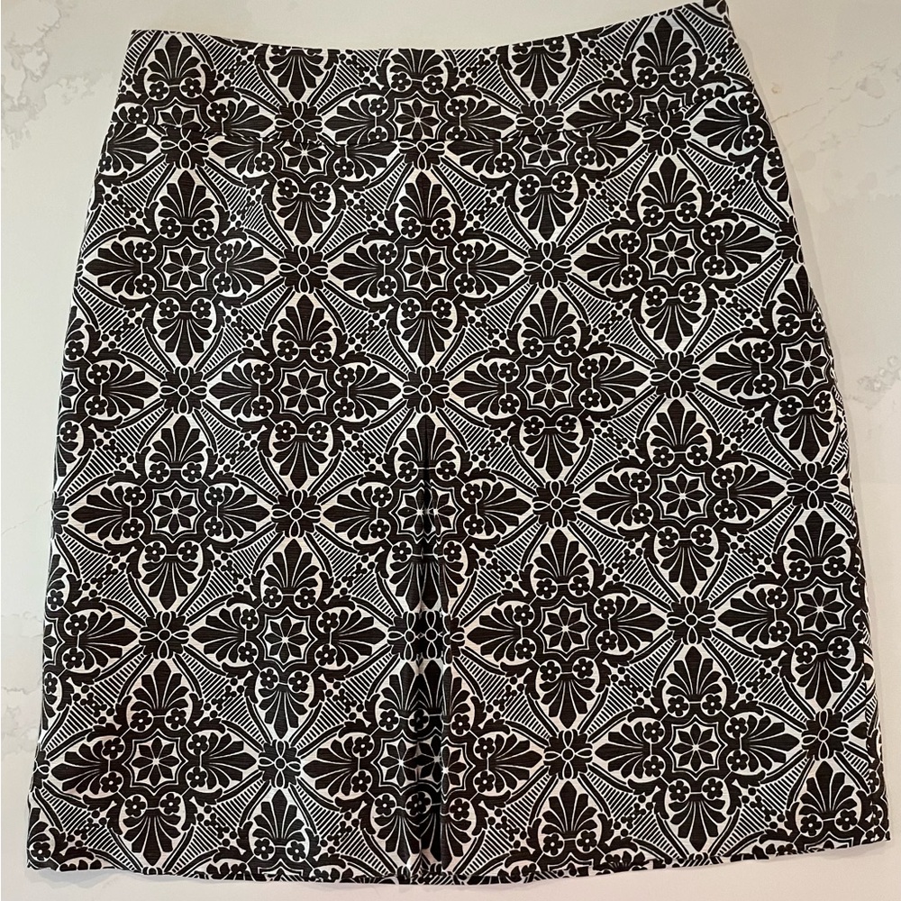 Vintage 2000’s silk/linen skirt with wonderfully lightweight, soft drape.